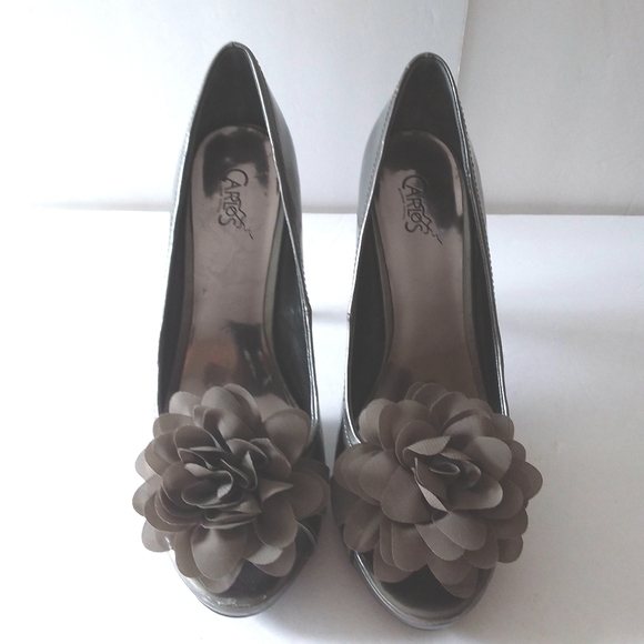 Carlos Santana Glossy Silver Bow Heels - Picture 7 of 8